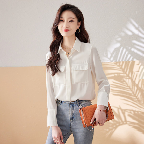 Čist model ženske košulje sa klasičnom kragnom i džepom