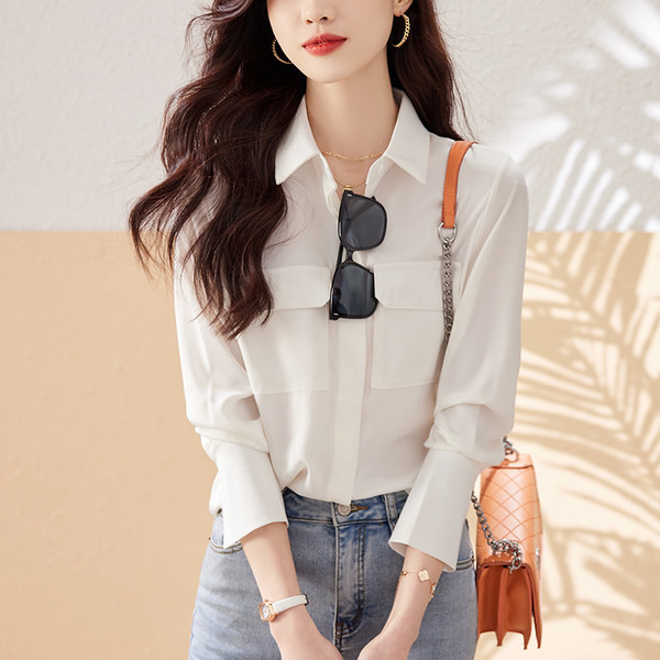 Čist model ženske košulje sa klasičnom kragnom i džepom