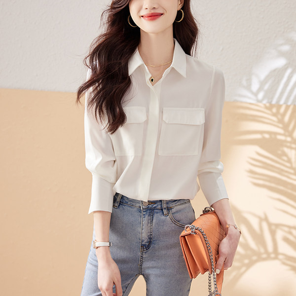 Čist model ženske košulje sa klasičnom kragnom i džepom
