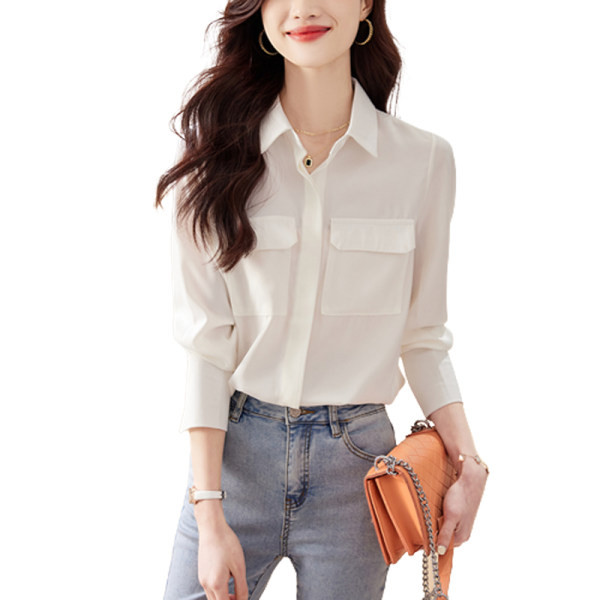 Čist model ženske košulje sa klasičnom kragnom i džepom