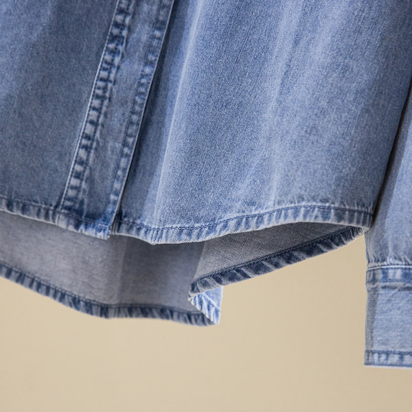 Čisti model traper košulje s klasičnom kragnom