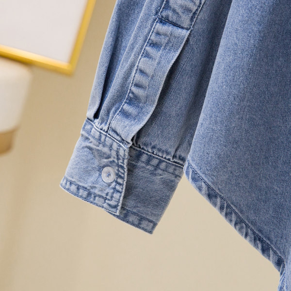 Čisti model traper košulje s klasičnom kragnom