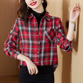 Naiste ruuduline särk klassikalise krae ja taskuga