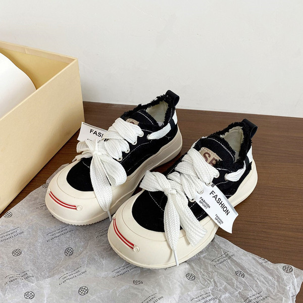 Γυναικεία αθλητικά παπούτσια με επίπεδη σόλα