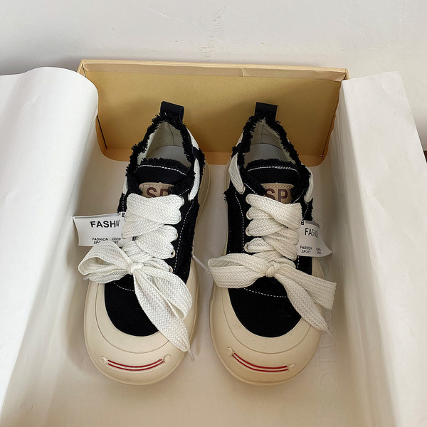 Γυναικεία αθλητικά παπούτσια με επίπεδη σόλα