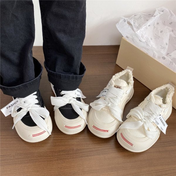 Γυναικεία αθλητικά παπούτσια με επίπεδη σόλα