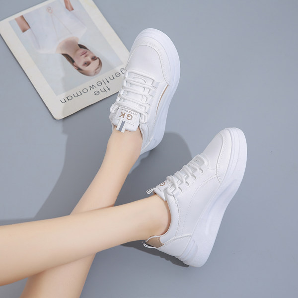 Lapos talpú női bőr tornacipő új modellje