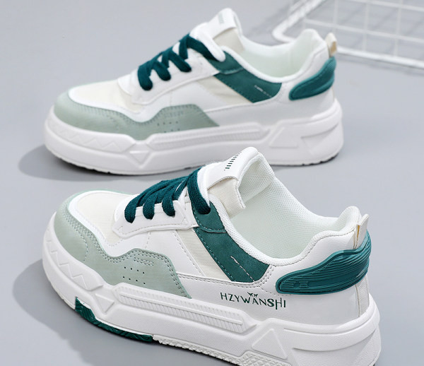 Moodsad naiste ökonahast tossud kirja ja paeltega