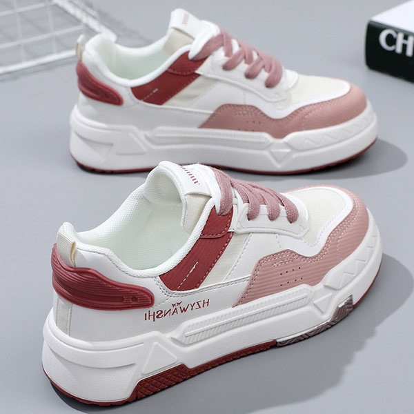 Moodsad naiste ökonahast tossud kirja ja paeltega