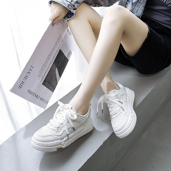 Moodsad naiste ökonahast tossud kirja ja paeltega