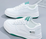 Paprasti sportbačiai plokščiu padu ir raišteliais