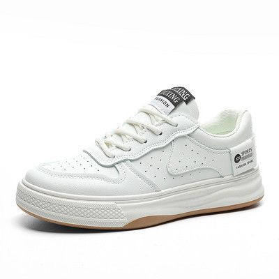 Paprasti sportbačiai plokščiu padu ir raišteliais