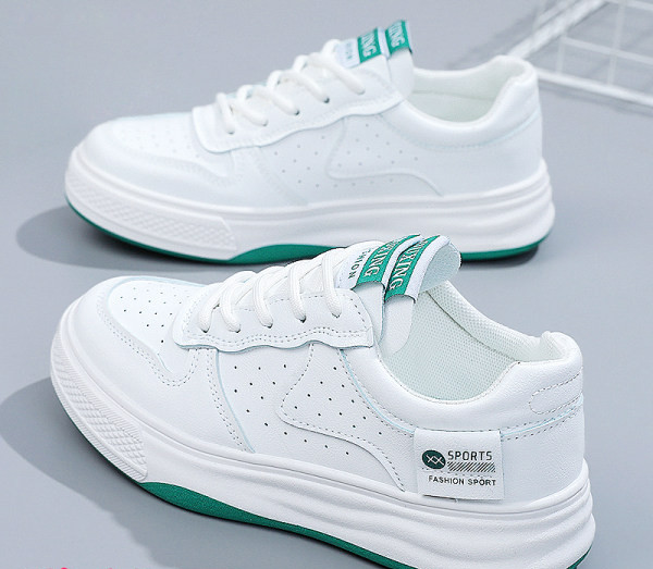 Paprasti sportbačiai plokščiu padu ir raišteliais