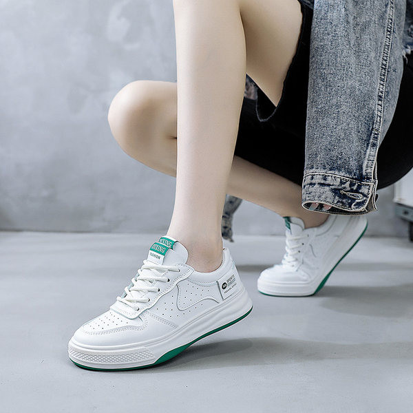 Paprasti sportbačiai plokščiu padu ir raišteliais