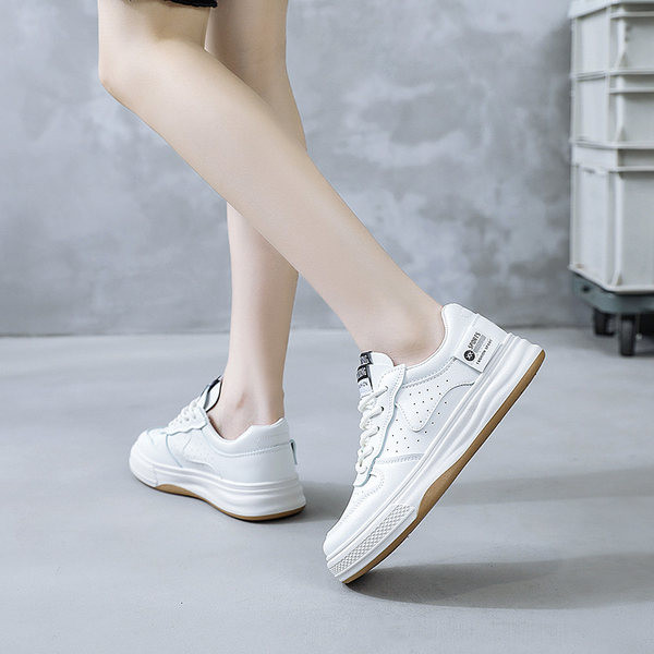 Paprasti sportbačiai plokščiu padu ir raišteliais