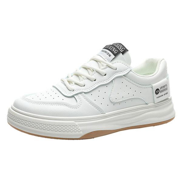 Paprasti sportbačiai plokščiu padu ir raišteliais