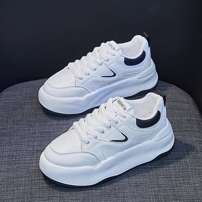 Naiste ümarad paeltega tossud - valget värvi