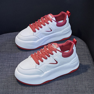 Naiste ümarad paeltega tossud - valget värvi