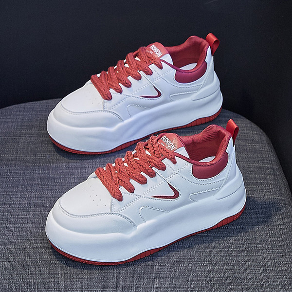 Naiste ümarad paeltega tossud - valget värvi