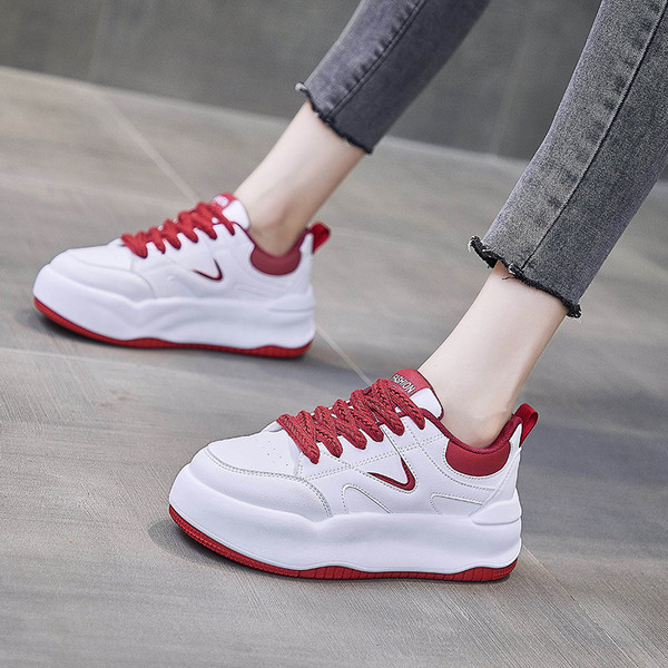 Naiste ümarad paeltega tossud - valget värvi