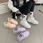 Naiste logoga pitsilised vabaaja tossud