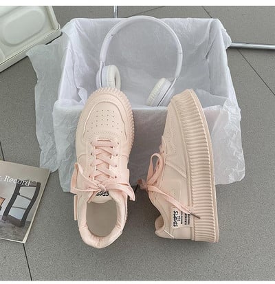 Naiste logoga pitsilised vabaaja tossud