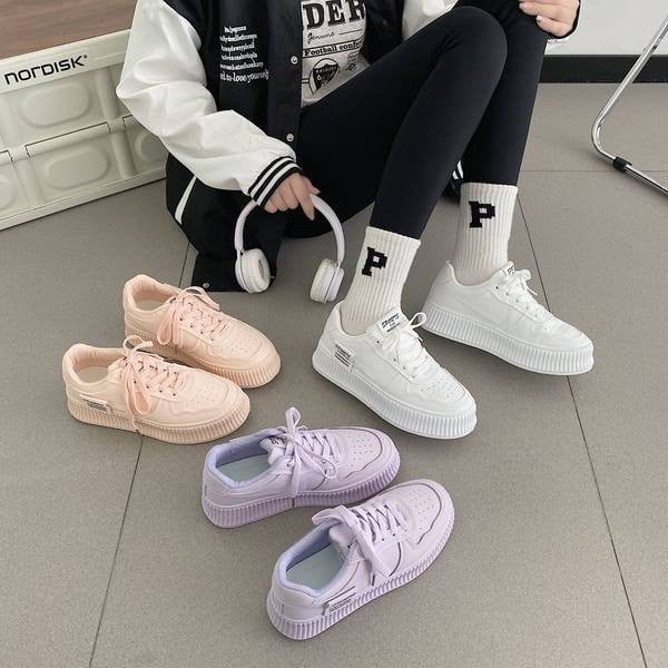 Naiste logoga pitsilised vabaaja tossud