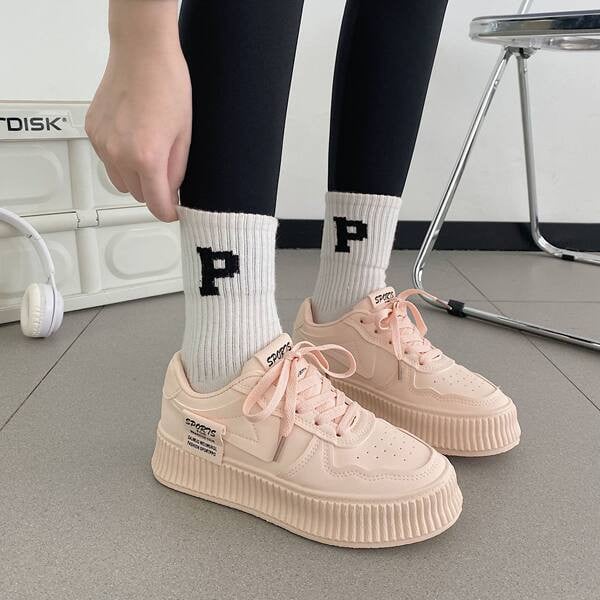 Naiste logoga pitsilised vabaaja tossud