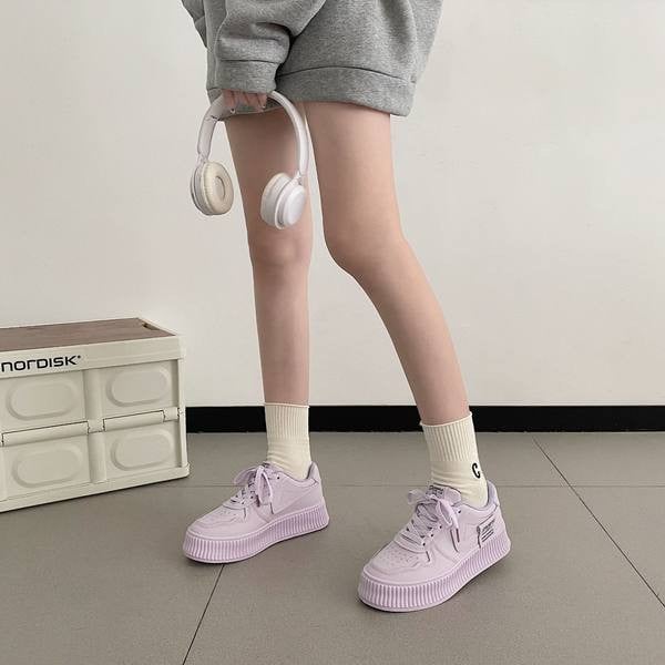 Naiste logoga pitsilised vabaaja tossud