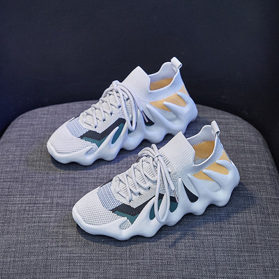 Női tornacipő durva talppal és fűzővel