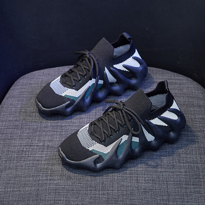 Női tornacipő durva talppal és fűzővel