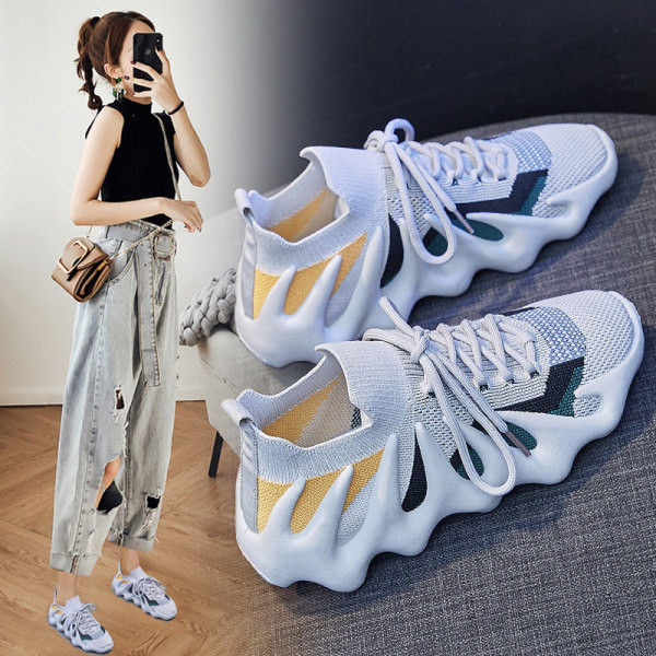 Női tornacipő durva talppal és fűzővel