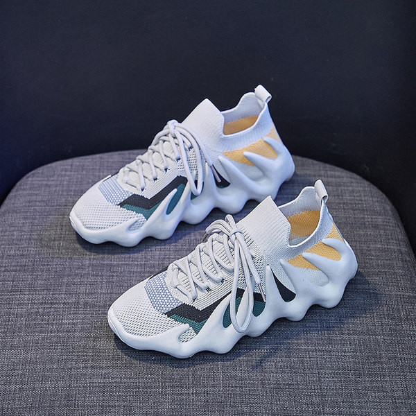 Női tornacipő durva talppal és fűzővel