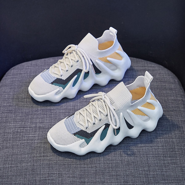 Női tornacipő durva talppal és fűzővel