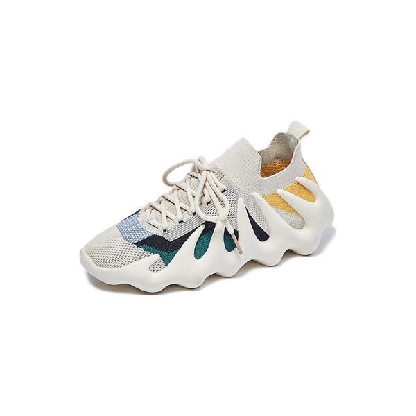 Női tornacipő durva talppal és fűzővel