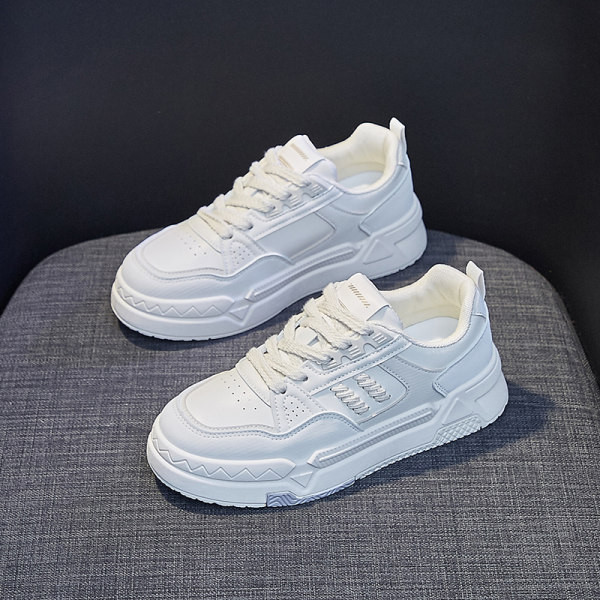 Eko bőrből készült, lapos talpú női tornacipő új modellje