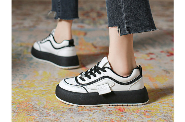 Lezser fűzős bőr tornacipő lapos talppal