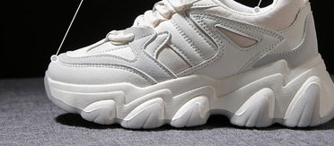 Adidași moderni cu talpă aspră