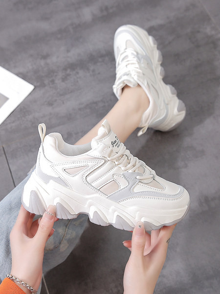 Adidași moderni cu talpă aspră