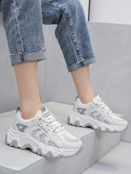 Moteriški laisvalaikio sportbačiai grubiu padu