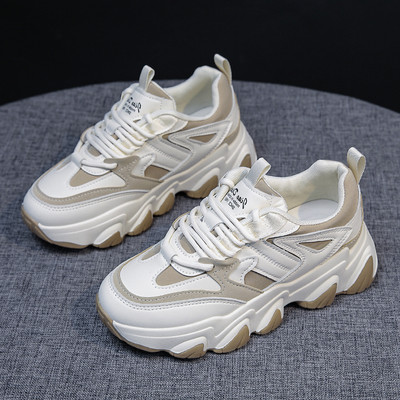 Moderne kožne tenisice s natpisom i vezicama