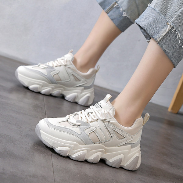 Moderne kožne tenisice s natpisom i vezicama