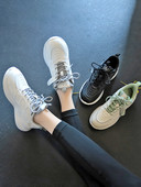 Női tornacipő hálós anyaggal és fűzővel