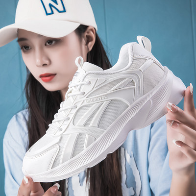 Női tornacipő hálós anyaggal és fűzővel