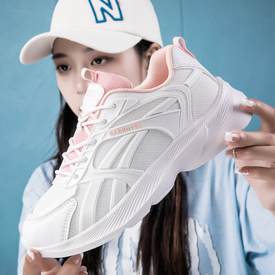 Női tornacipő hálós anyaggal és fűzővel