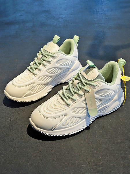 Női tornacipő hálós anyaggal és fűzővel