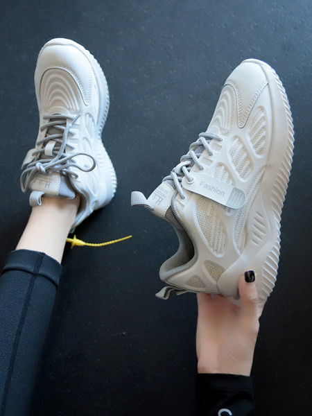 Női tornacipő hálós anyaggal és fűzővel