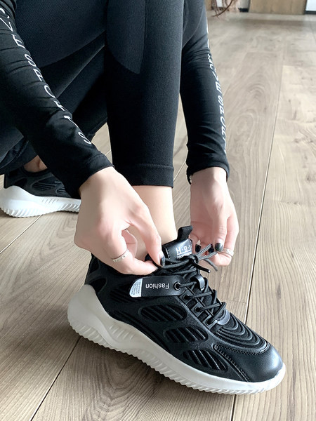 Női tornacipő hálós anyaggal és fűzővel