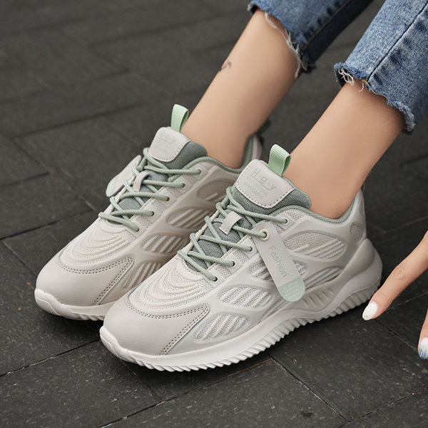 Nahaõmbluste ja võrguga naiste tossud