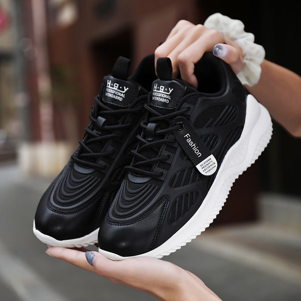 Nahaõmbluste ja võrguga naiste tossud